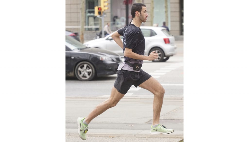 Un runner entrenando con pesas de empeine