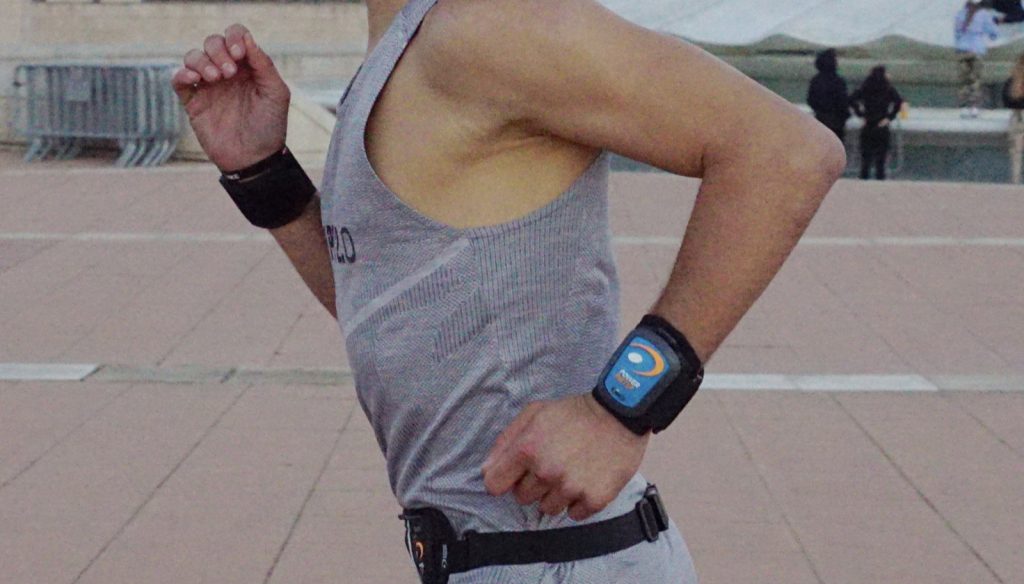 Un runner puede mejorar su braceo con las muñequeras Powerinstep