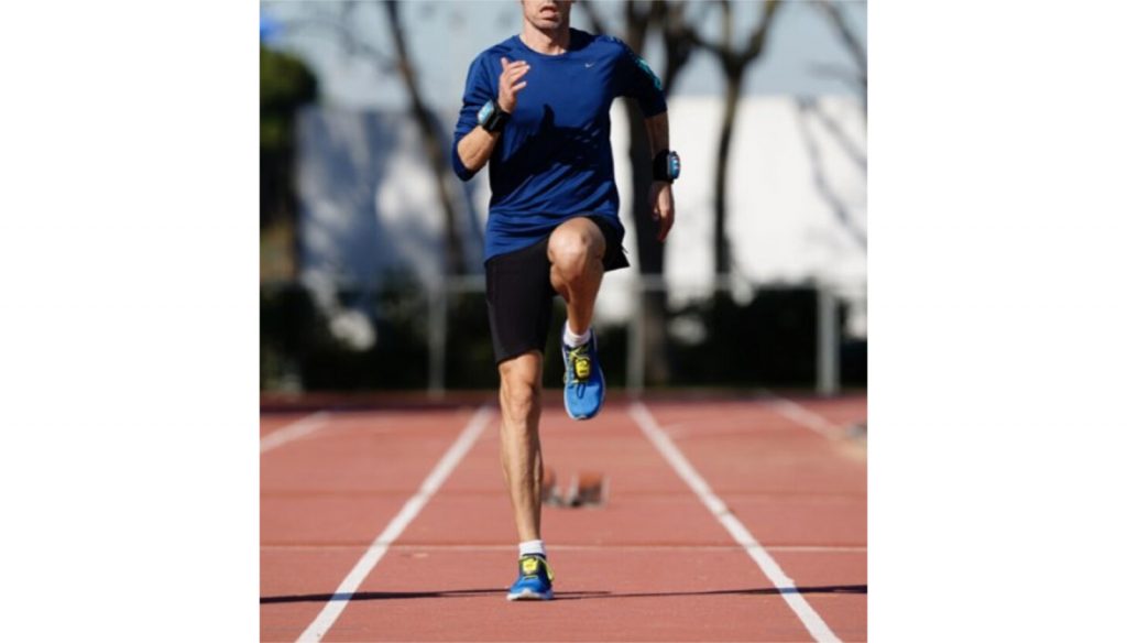 Un maratonista entrenando con pesas de empeine
