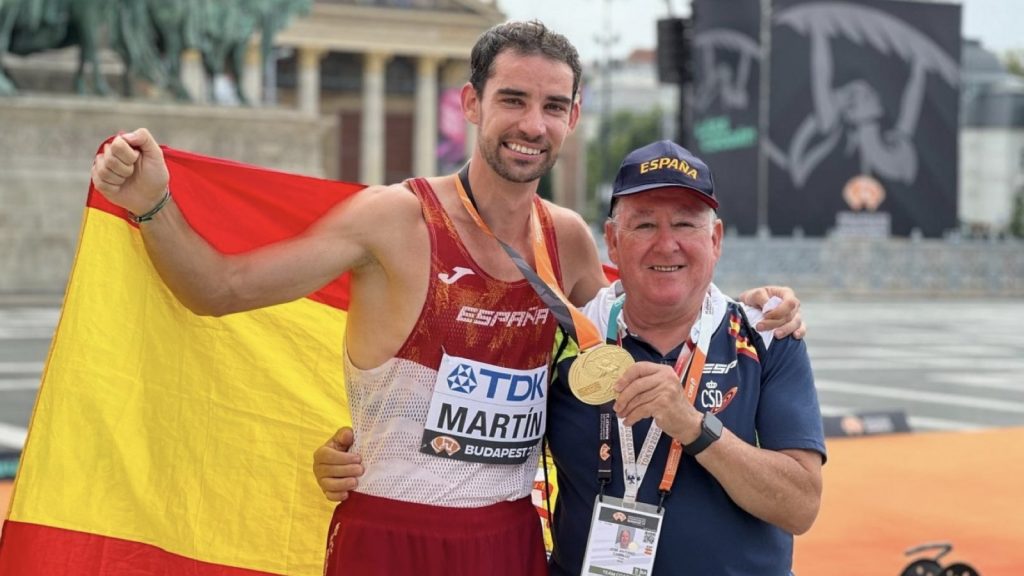 José Antonio Carrillo con su pupilo Álvaro Martín, bicampeón del mundo de marcha atlética