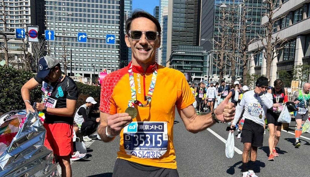 Alejandro Sanfeliu preparó la maratón de Tokio de 2024 entrenando con Powerinstep durante tres meses y consiguió rebajar 22 minutos su mejor marca personal