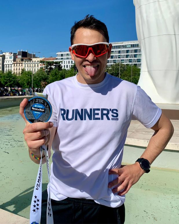 Carlos Jiménez, redactor y tester de RUNNER'S WORLD, con la medalla de la Media Maratón de Madrid