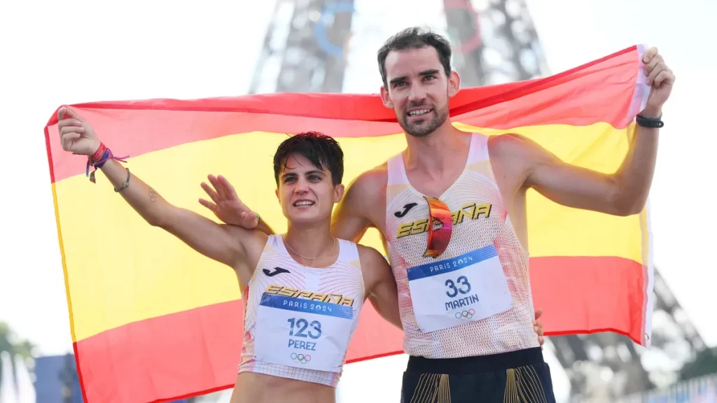 María Pérez y Álvaro Martín, celebran su victoria como campeones olímpicos en el relevo mixto de maratón marcha con la Torre Eiffel de fondo